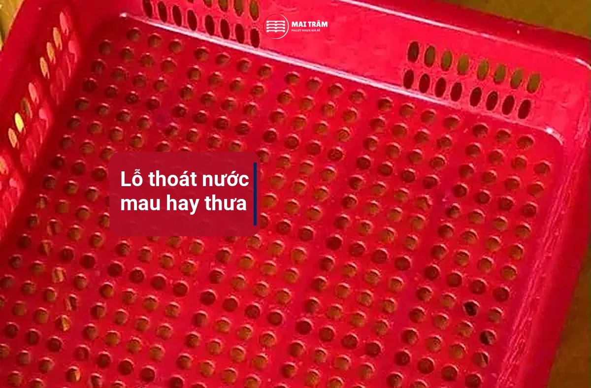 Cận cảnh đáy rổ nhựa đỏ đục nhiều lỗ tròn, minh hoạ kiểu lỗ thoát nước của rổ nhựa tròn nhỏ