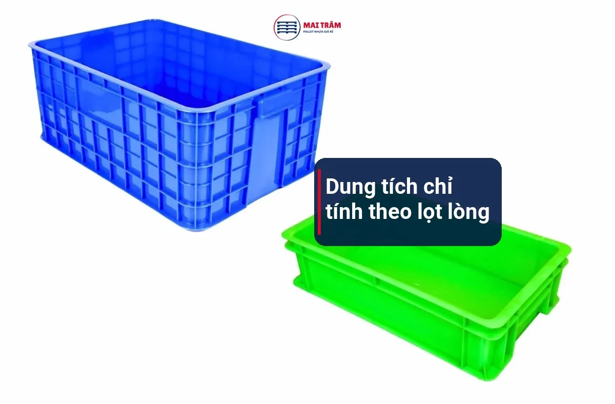 Thùng nhựa to thành bít màu xanh dương mở miệng, thấy rõ lòng thùng và vành miệng, đặt cạnh một khay bít nhỏ màu xanh lá