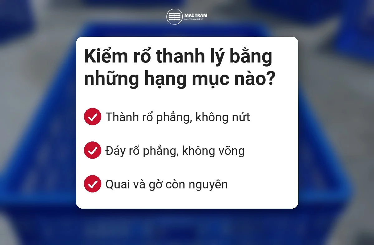 Thẻ ghi ba hạng mục kiểm rổ nhựa chữ nhật thanh lý: thành rổ, đáy rổ, quai và gờ, trên nền ảnh rổ nhựa