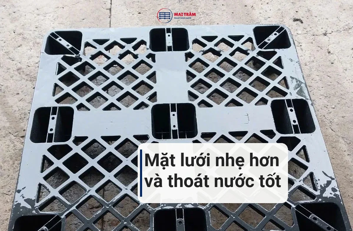 Mặt trên một chiếc pallet nhựa mặt lưới xám đặt trên nền sàn, thấy rõ các ô thoáng