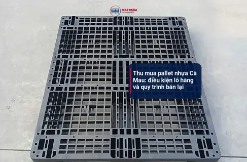 Pallet nhựa cũ mặt lưới màu đen đặt trên nền sàn xám, tiêu đề thu mua pallet nhựa Cà Mau