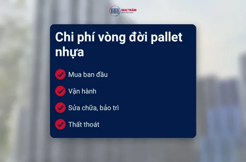 Bìa bài chi phí vòng đời pallet nhựa: thẻ liệt kê mua ban đầu, vận hành, sửa chữa, bảo trì, thất thoát trên nền kho pallet nhựa xếp chồng