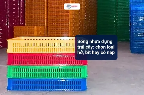 Chồng sóng nhựa hở nhiều màu xếp trong kho cùng tiêu đề chọn sóng nhựa đựng trái cây loại hở, bít hay có nắp