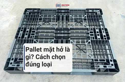Pallet nhựa mặt hở nhìn từ trên xuống, mặt lưới nhiều ô trống đặt trên nền bê tông, kèm tiêu đề bài