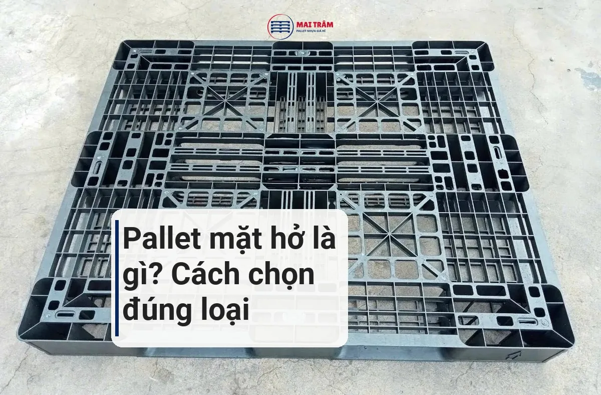 Pallet nhựa mặt hở nhìn từ trên xuống, mặt lưới nhiều ô trống đặt trên nền bê tông, kèm tiêu đề bài