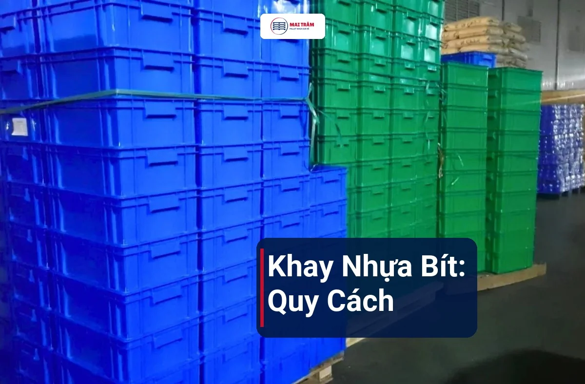 Chồng khay nhựa bít xanh dương và xanh lá xếp trên pallet trong kho Mai Trâm Plastic
