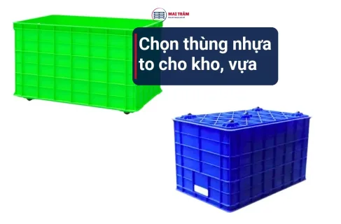Hai thùng nhựa to thành bít cỡ lớn màu xanh lá và xanh dương, loại gắn bánh xe, đặt trên nền trắng