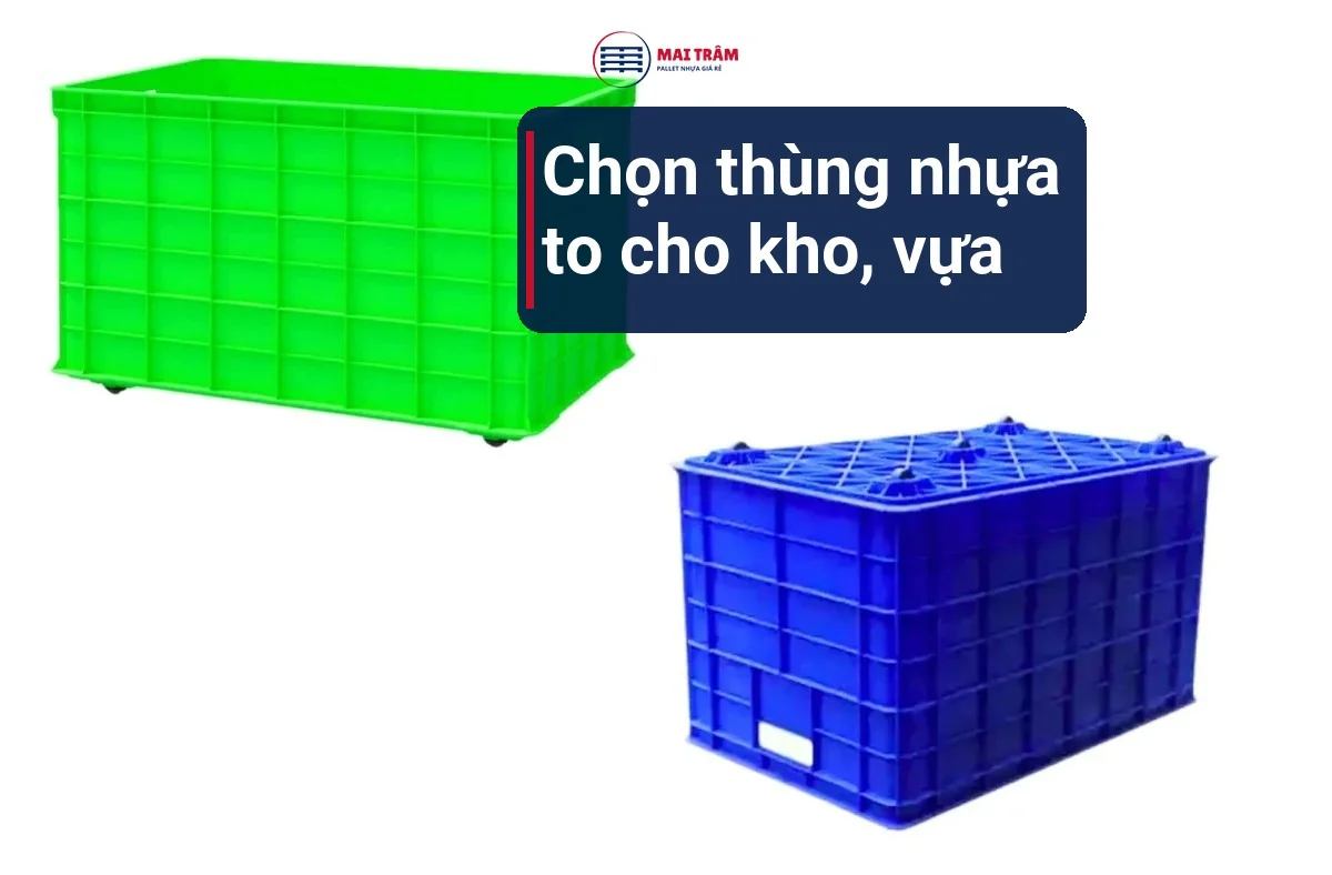 Hai thùng nhựa to thành bít cỡ lớn màu xanh lá và xanh dương, loại gắn bánh xe, đặt trên nền trắng