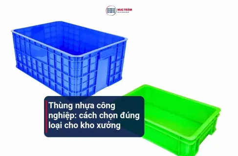 Hai thùng nhựa công nghiệp đặc màu xanh dương và xanh lá trên nền trắng, kèm tiêu đề cách chọn đúng loại cho kho xưởng