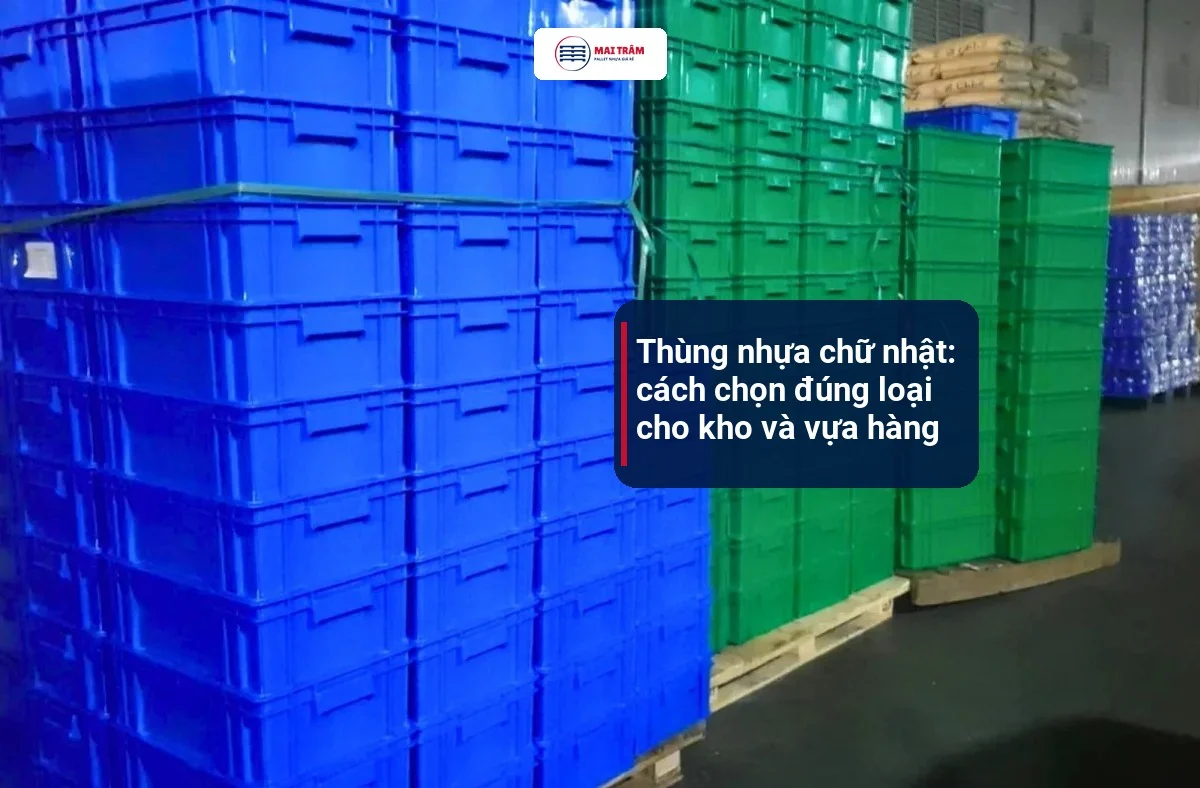 Thùng nhựa chữ nhật xanh dương và xanh lá xếp chồng cao trên pallet trong kho, kèm tiêu đề bài