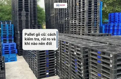 Bãi pallet nhựa cũ đen và xanh dương xếp chồng cao tại kho Mai Trâm, kèm tiêu đề bài pallet gỗ cũ