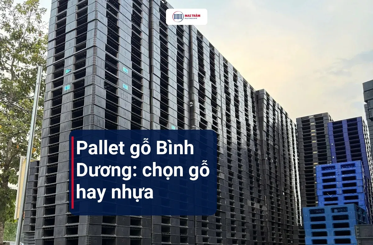 Chồng pallet nhựa đen và xanh dương xếp cao tại kho Mai Trâm, tiêu đề so sánh pallet gỗ Bình Dương với pallet nhựa