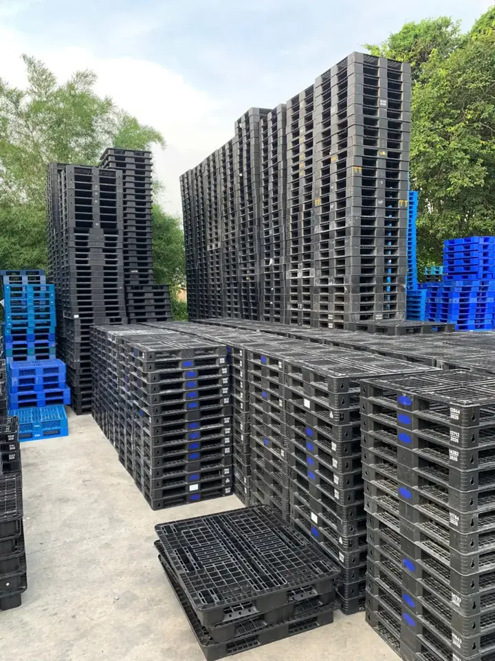 Các chồng pallet nhựa trong khuôn viên kho Mai Trâm