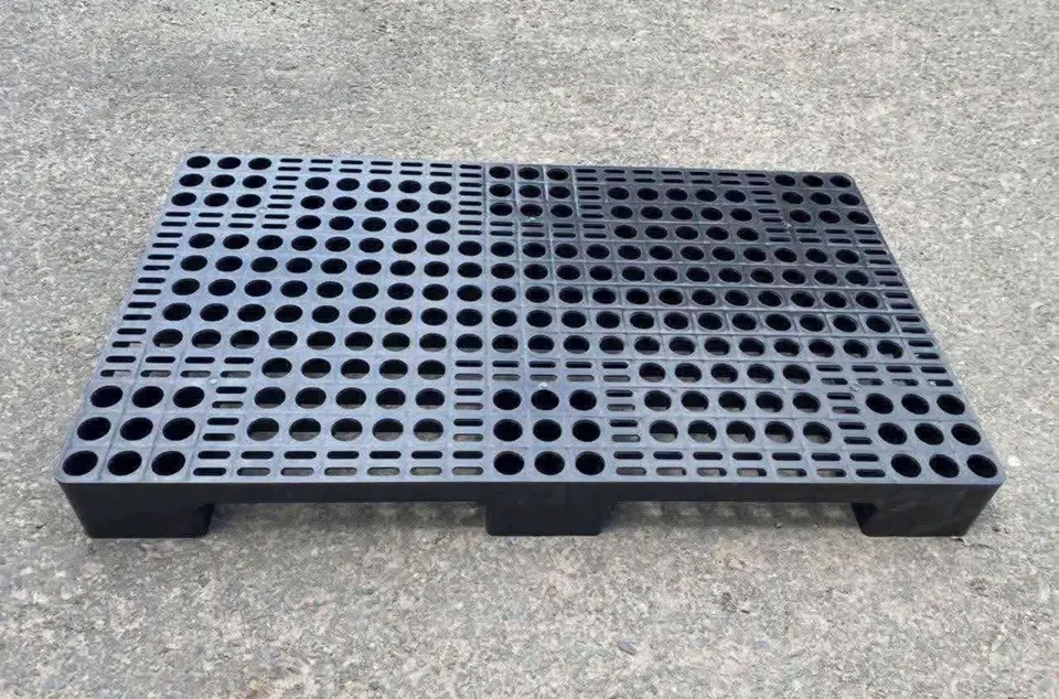 Pallet lót sàn màu đen có chân