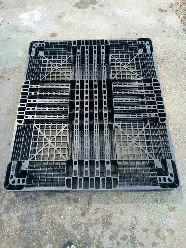 Pallet nhựa cũ còn tốt chụp tại bãi, ví dụ cách chụp ảnh lô pallet
