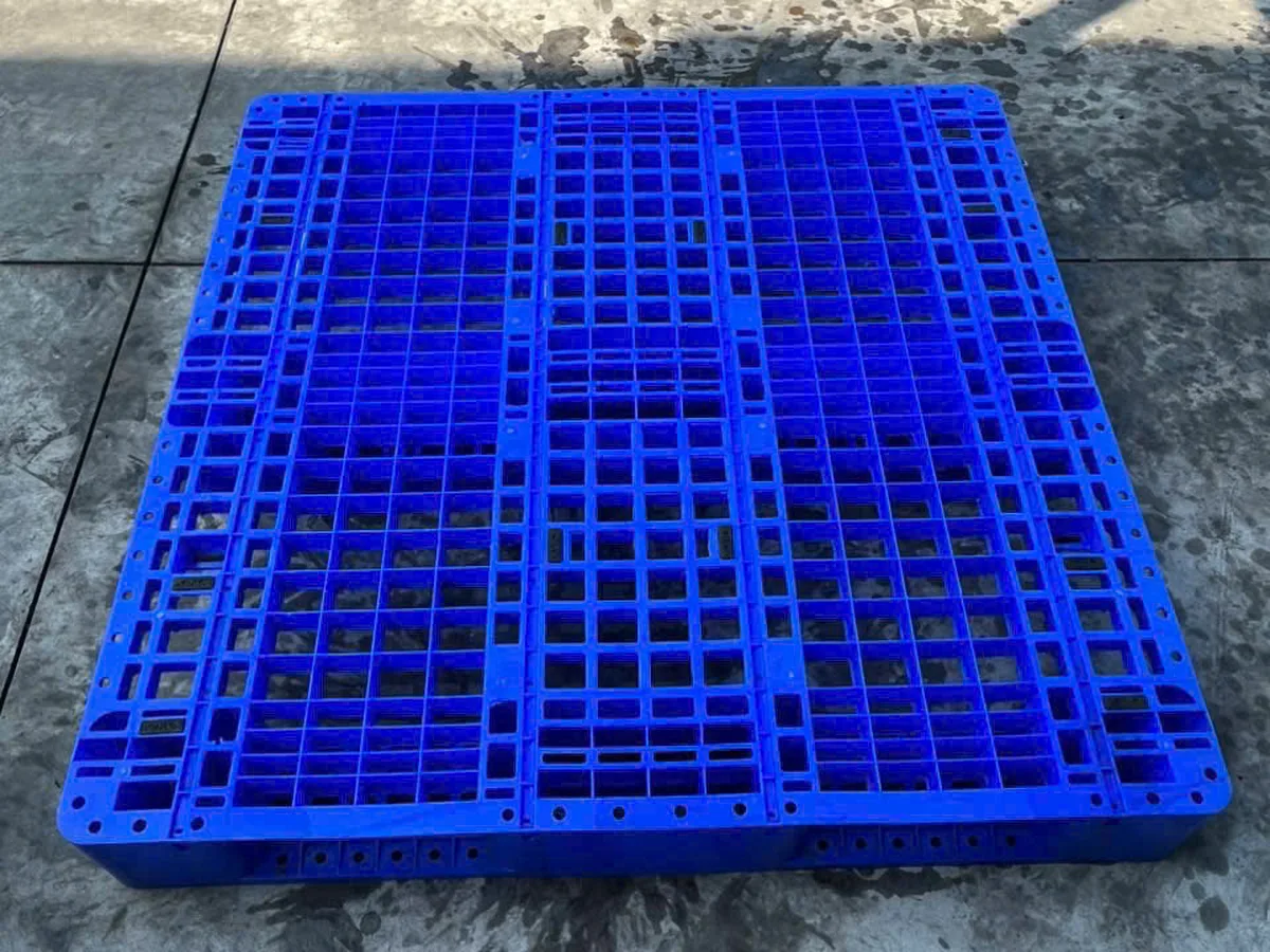 Pallet nhựa cũ mặt lưới tại kho Mai Trâm, Linh Xuân, TP. Hồ Chí Minh