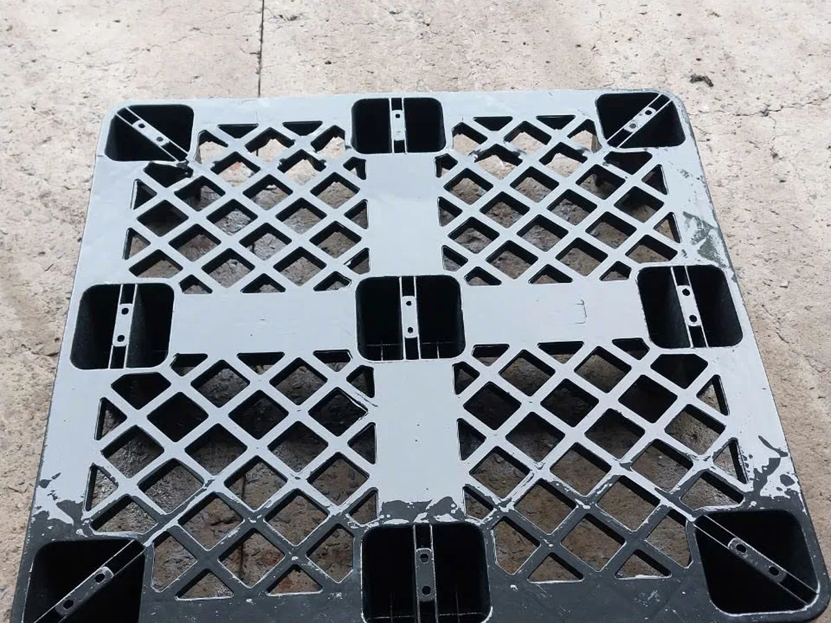 Mặt dưới pallet nhựa cũ chân rời, minh hoạ bước kiểm đếm tình trạng khi nhận hoặc trả