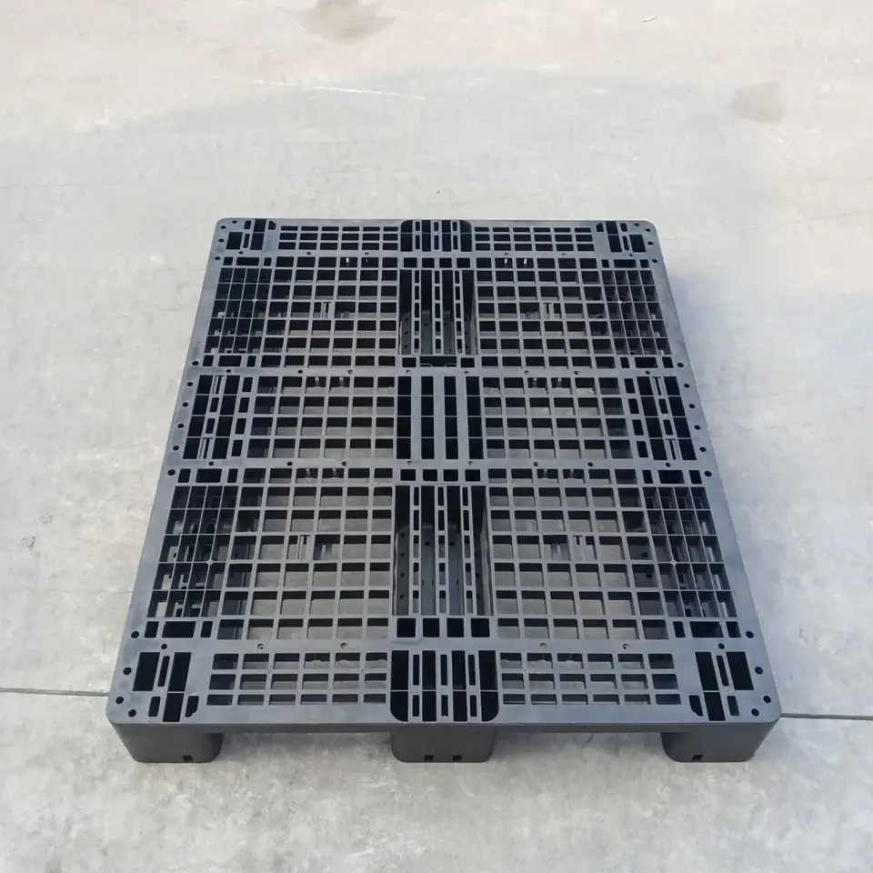 Pallet nhựa cũ mặt lưới màu đen