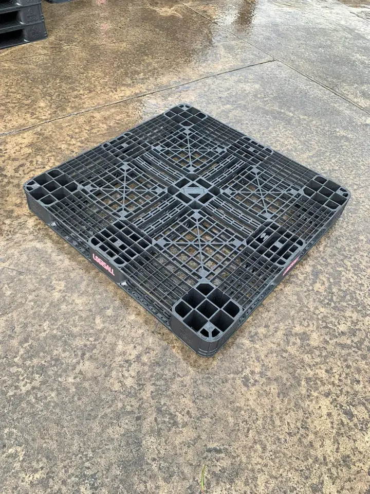 Pallet nhựa cũ màu đen tại kho Mai Trâm