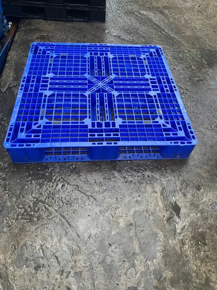 Pallet nhựa cũ màu xanh dương tại kho Mai Trâm