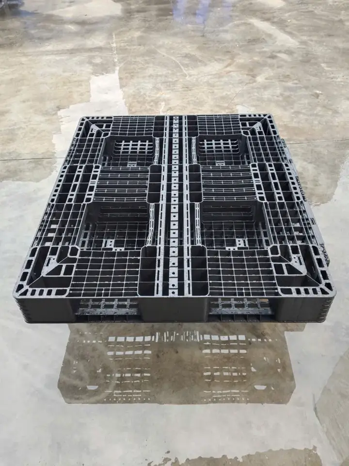 Mặt dưới pallet nhựa mới màu đen