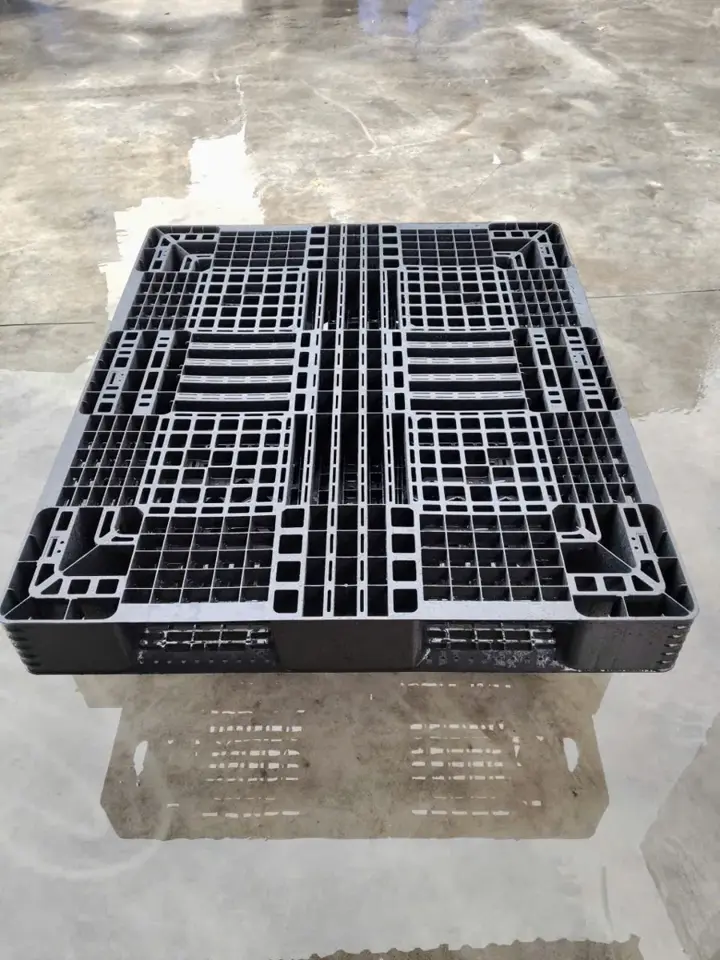 Pallet nhựa mới màu đen chụp tại kho Mai Trâm