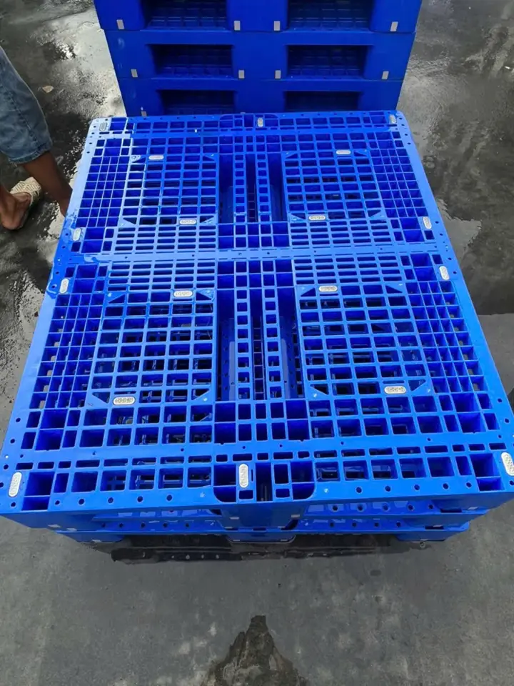 Pallet nhựa mới màu xanh dương mặt lưới