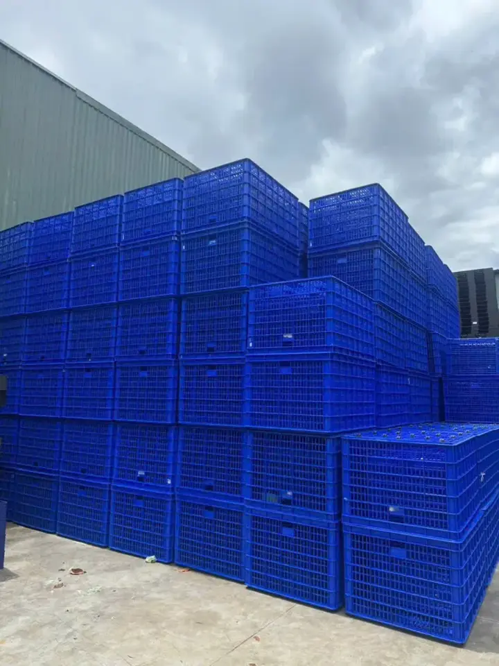 Sóng nhựa xanh xếp chồng tại kho